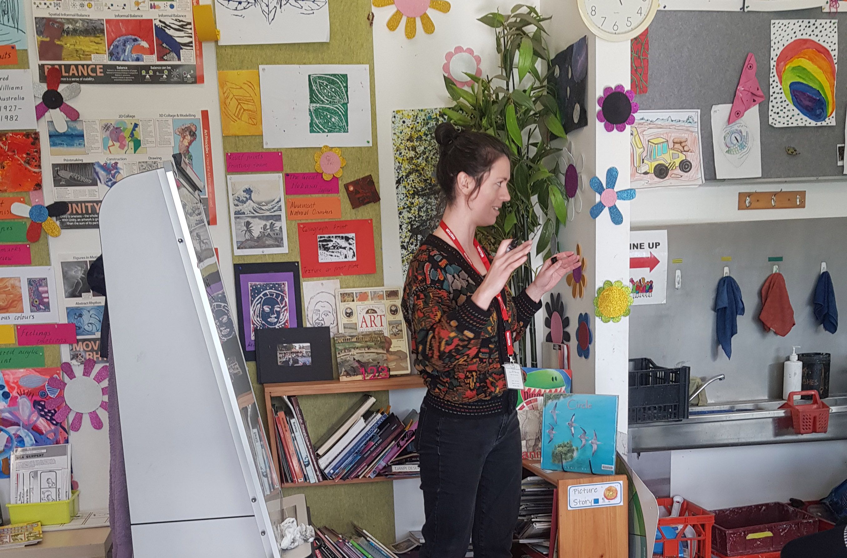 Photo of Scarlette Baccini running a workshop at Kensington Primary School